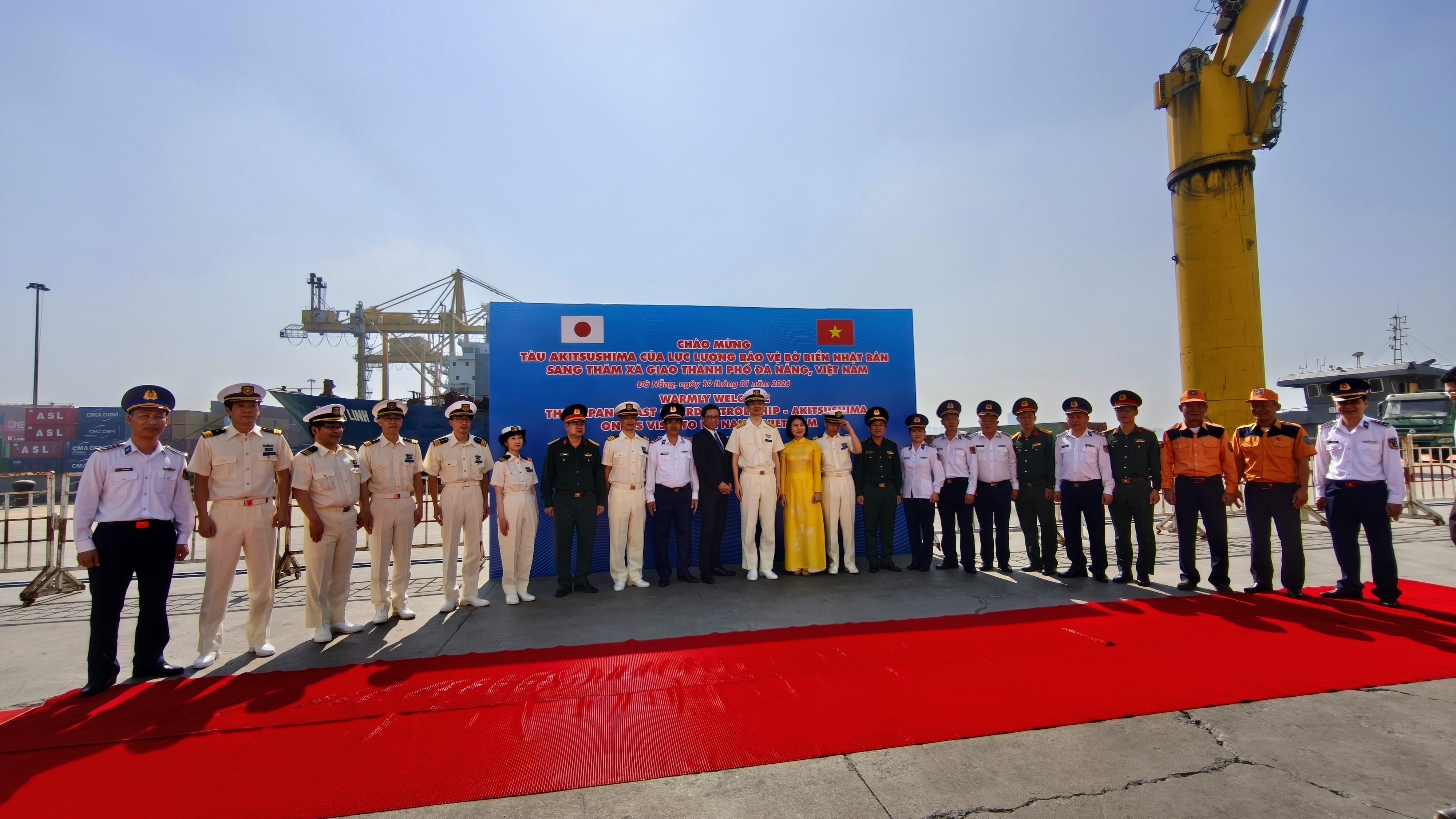 Chỉ huy tàu tuần tra Nhật Bản chụp ảnh lưu niệm cùng đại diện thành phố Đà Nẵng và lực lượng Cảnh sát biển Việt Nam - Ảnh: Quang Hiếu