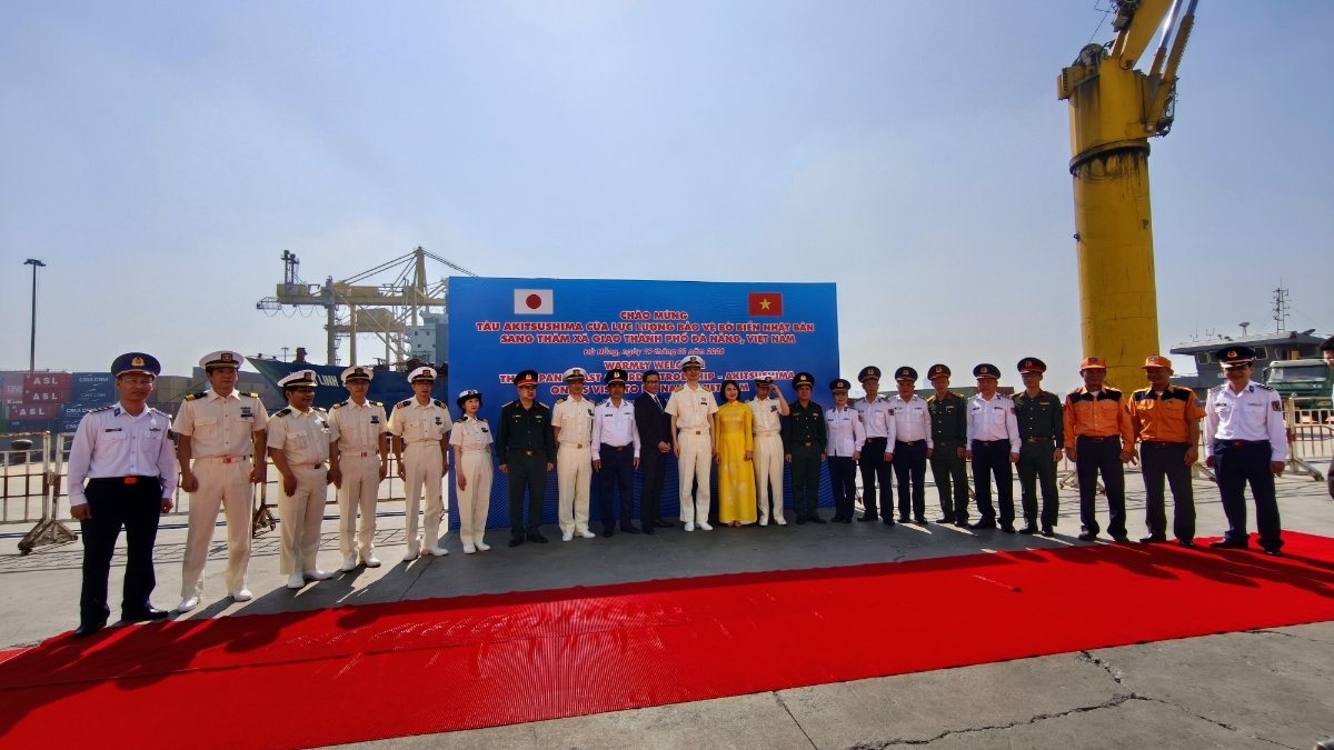 Chỉ huy tàu tuần tra Nhật Bản chụp ảnh lưu niệm cùng đại diện thành phố Đà Nẵng và lực lượng Cảnh sát biển Việt Nam - Ảnh: Quang Hiếu