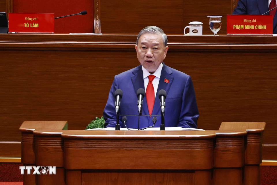 Tổng Bí thư Tô Lâm, Trưởng Tiểu ban Văn kiện, đã trình bày Báo cáo của Ban Chấp hành Trung ương Đảng khóa XIII về các văn kiện trình Đại hội. Ảnh: TTXVN