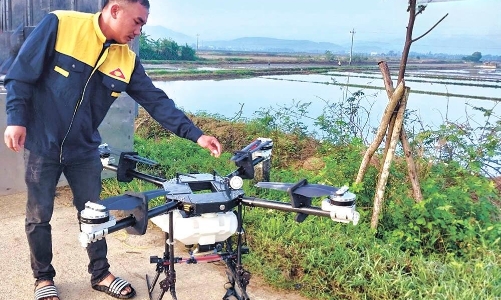 Nông dân Quảng Ngãi làm ruộng cùng “trợ lý công nghệ”