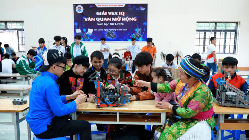 Cô giáo Vàng Thị Dính cùng học trò tham gia Giải VEX IQ Văn Quan 