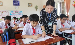 Bộ Nội vụ thông tin về lộ trình bổ sung biên chế y tế, giáo dục 