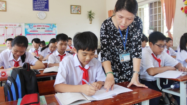 Bộ Nội vụ thông tin về lộ trình bổ sung biên chế y tế, giáo dục 