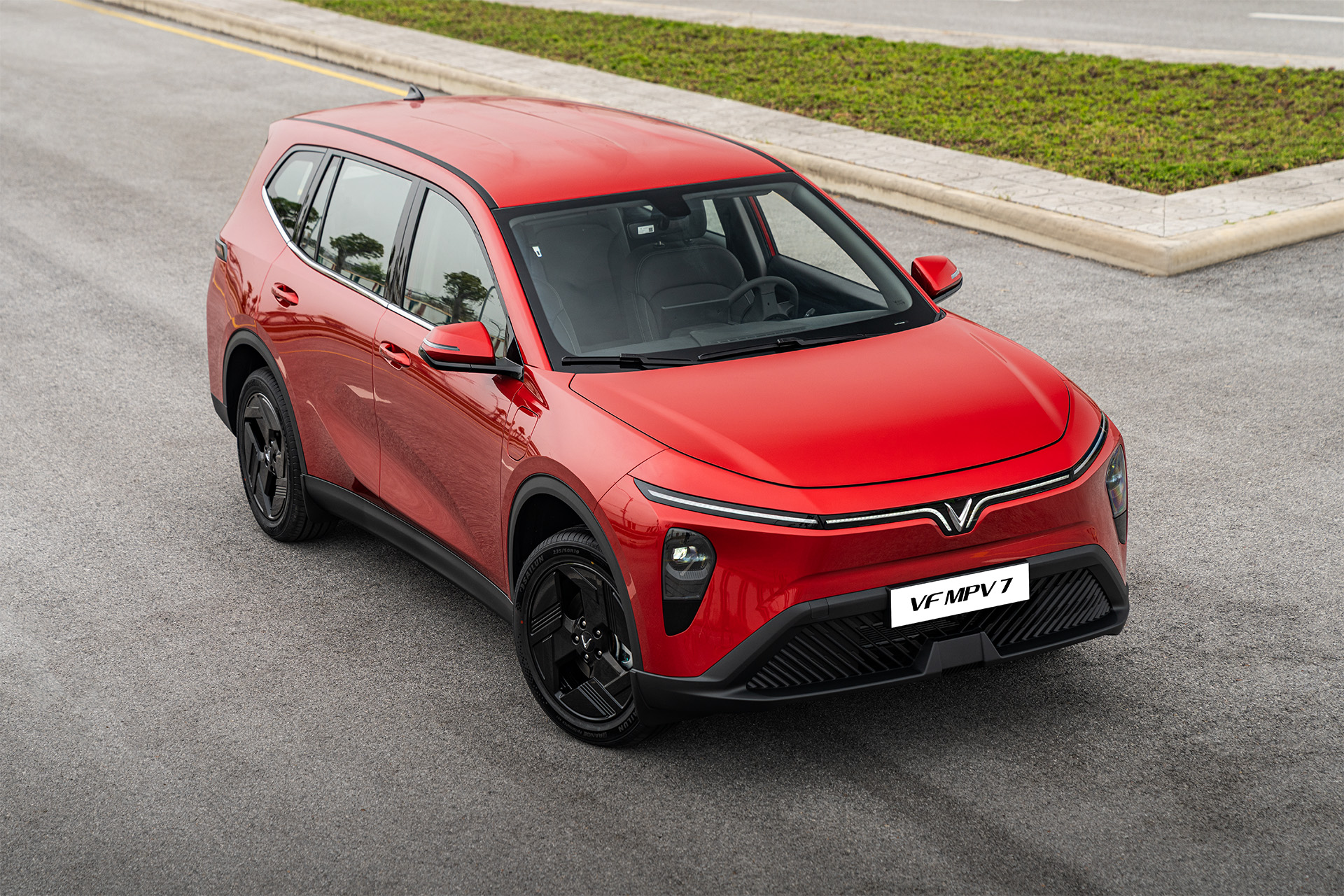 <i>VF MPV 7 tiếp thêm đà gây sức ép cho các đối thủ trong phân khúc MPV.</i>