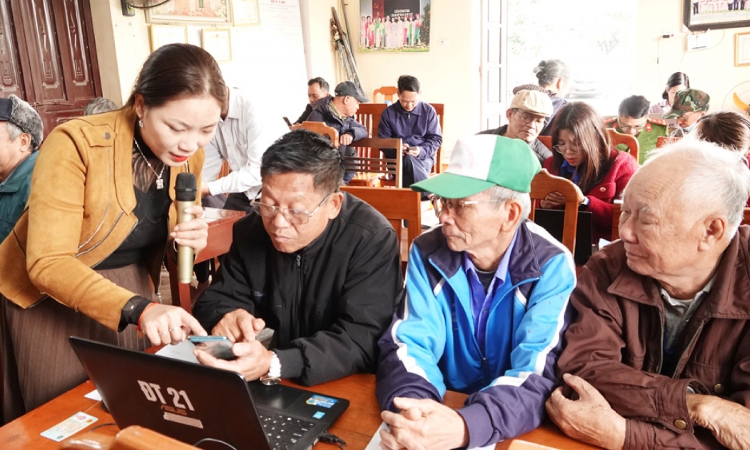 Hướng dẫn sử dụng các nền tảng, dịch vụ số và lớp học số cho cộng đồng dân cư tại các xã, phường trên địa bàn tỉnh.