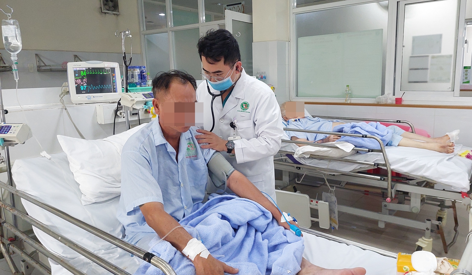 ThS.BS. Đinh Hoàng Phát thăm khám cho bệnh nhân T. sau can thiệp.