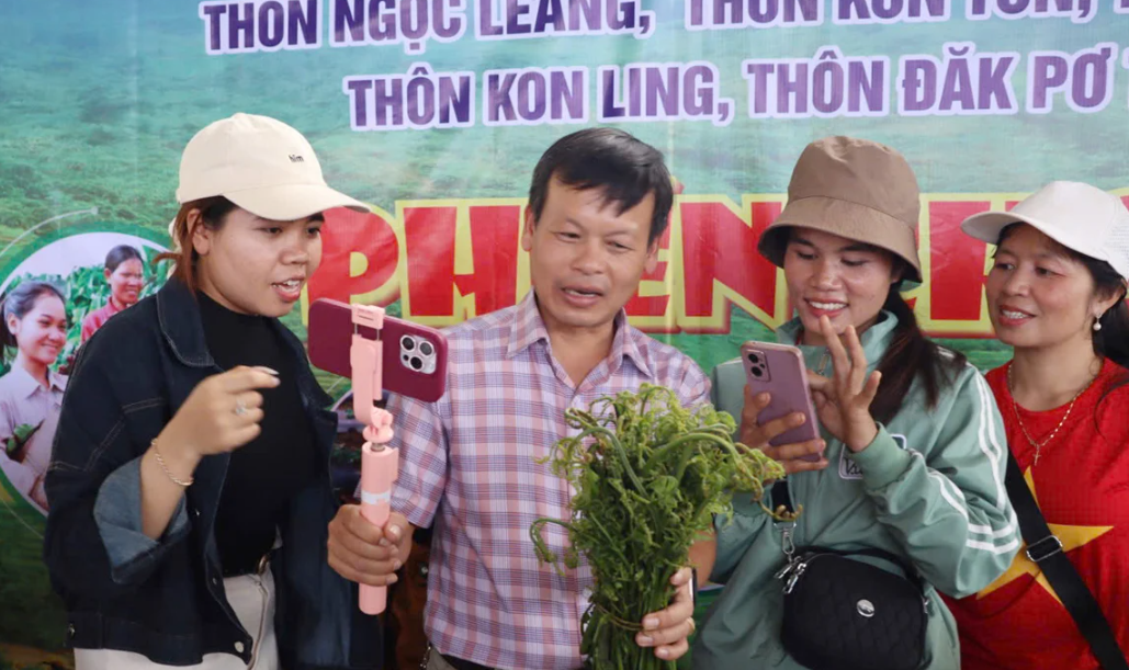 Chính quyền xã Tu Mơ Rông (Quảng Ngãi) thành lập tổ công nghệ số cộng đồng hỗ trợ đồng bào Xơ Đăng livestream bán nông sản để tăng thu nhập, ổn định cuộc sống