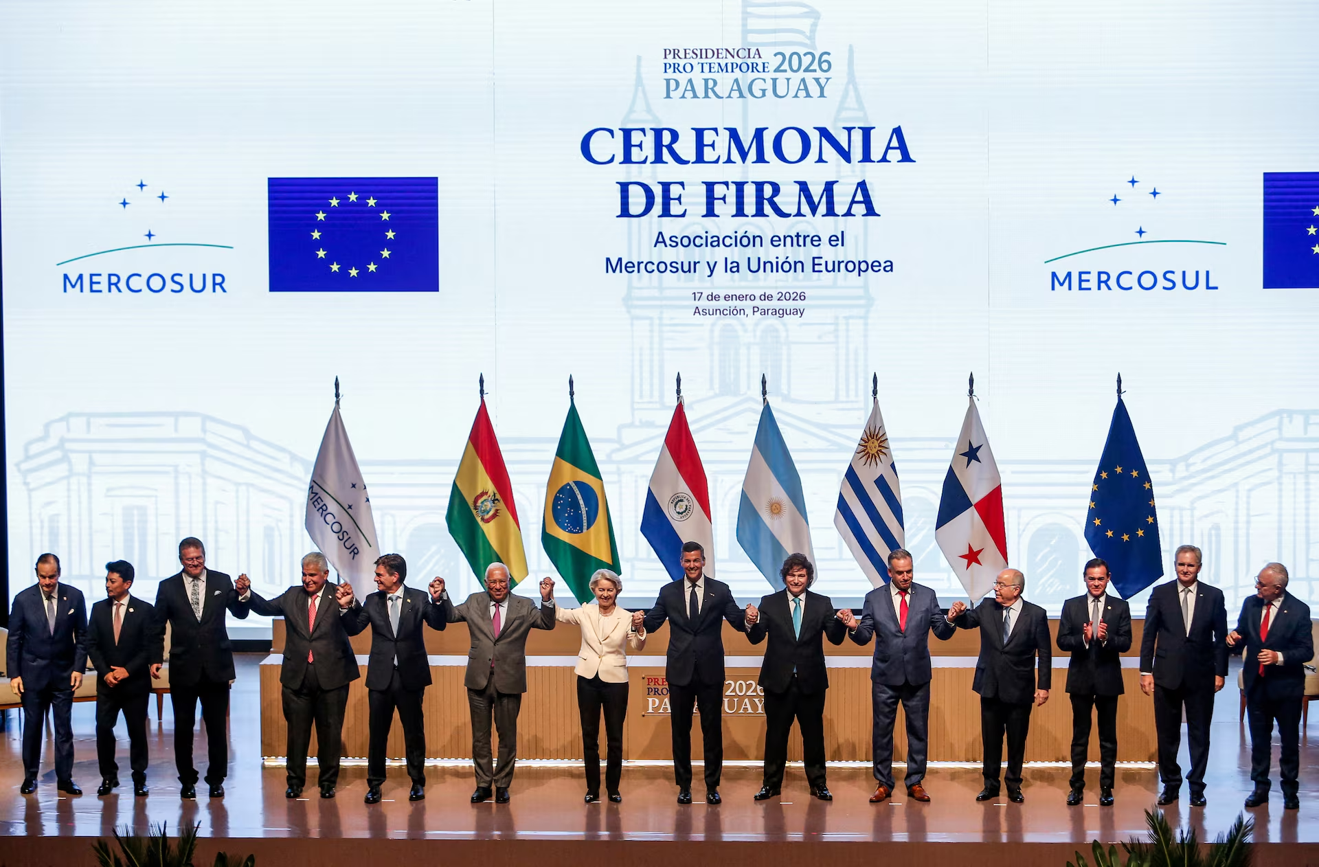 Lãnh đạo EU và các nước trong khối Mercosur tại lễ ký kết thỏa thuận thương mại ở Asuncion, Paraguay hôm 17/1/2026 - Ảnh: Reuters.