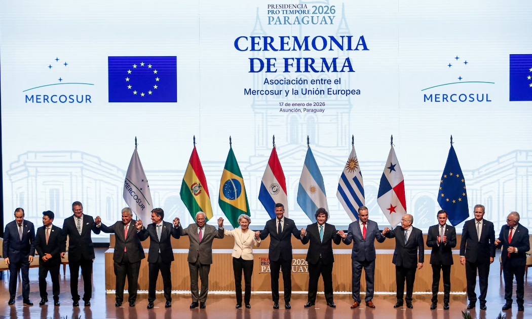 Lãnh đạo EU và các nước trong khối Mercosur tại lễ ký kết thỏa thuận thương mại ở Asuncion, Paraguay hôm 17/1/2026 - Ảnh: Reuters.