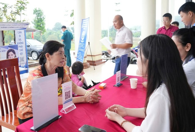 Người cao tuổi, người lần đầu sử dụng dịch vụ công trực tuyến hoặc hạn chế về kỹ năng công nghệ vẫn còn gặp khó khăn khi thực hiện thủ tục hành chính trên môi trường số. Ảnh minh họa