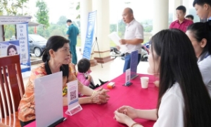 Người cao tuổi, người lần đầu sử dụng dịch vụ công trực tuyến hoặc hạn chế về kỹ năng công nghệ vẫn còn gặp khó khăn khi thực hiện thủ tục hành chính trên môi trường số. Ảnh minh họa