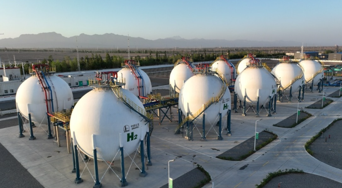 Năm 2023, Tập đoàn Dầu khí và Hóa chất Trung Quốc (Sinopec) thông báo dự án thí điểm Hydro xanh tại thành phố Kuqa, Khu tự trị Duy Ngô Nhĩ Tân Cương là dự án điện mặt trời chuyển hóa thành hydro lớn nhất thế giới đã chính thức đi vào vận hành. Nguồn: Hydrogen Tech World