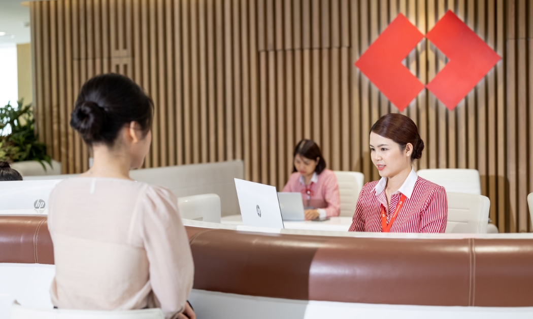 Khách hàng giao dịch tại Techcombank. Nguồn: Techcombank.