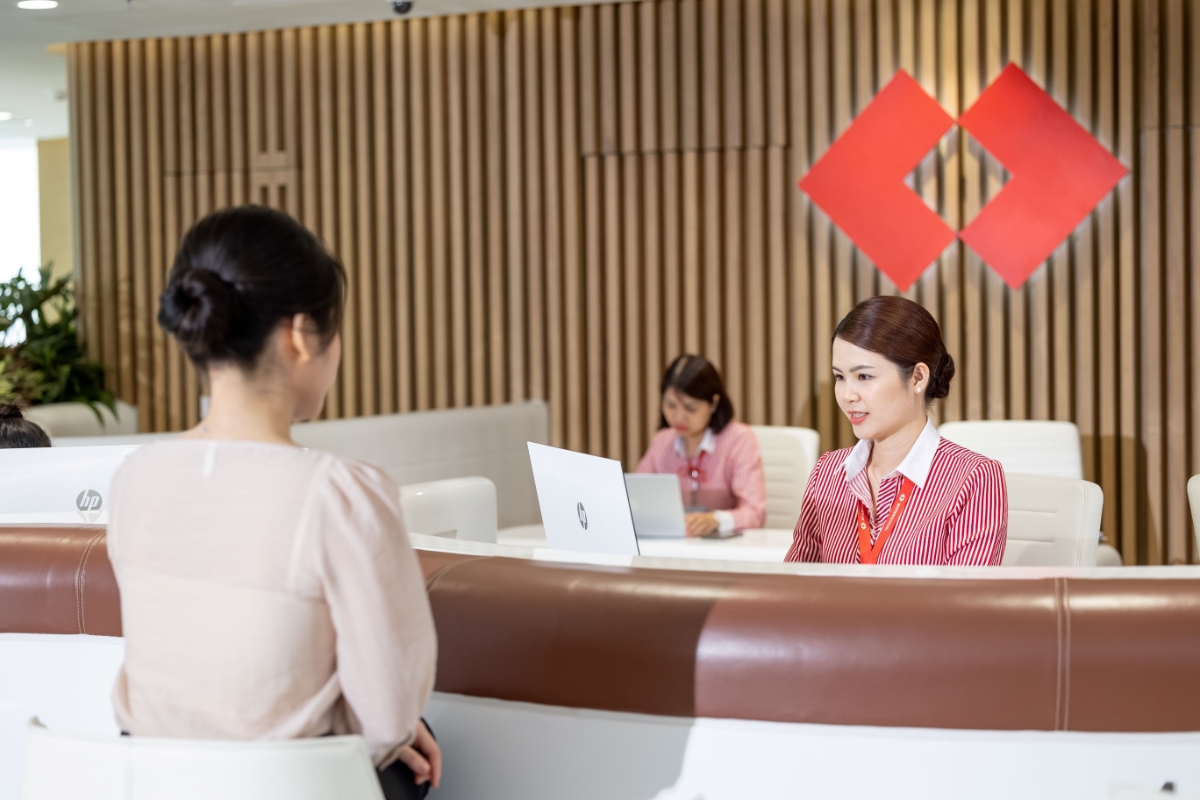 Khách hàng giao dịch tại Techcombank. Nguồn: Techcombank.