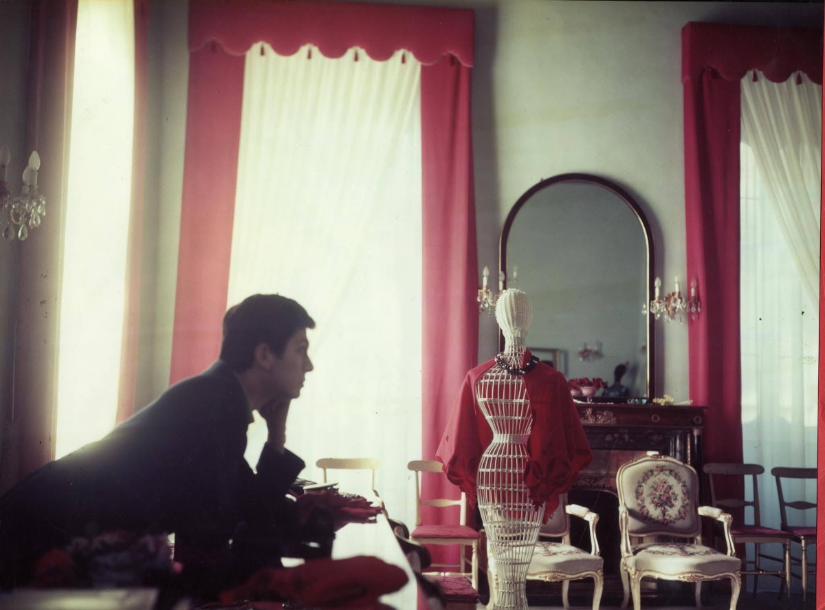 Valentino&nbsp;trở về Rome mở nhà mốt mang tên mình vào năm 1960.