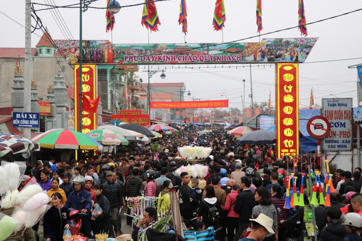Phủ Dầy là một trong những địa điểm thu hút đông lượng du khách tại Lễ hội Chợ Viềng.