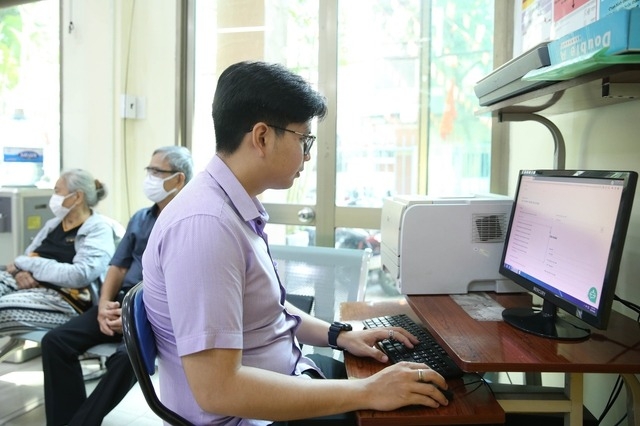 Thay đổi cách thiết kế dịch vụ công, chuyển từ logic quản lý sang logic người dùng sẽ giúp mọi người dân, trong đó có nhóm người yếu thế, khuyết tật có thể thực sự thực hành dịch vụ công trực tuyến. Ảnh minh họa