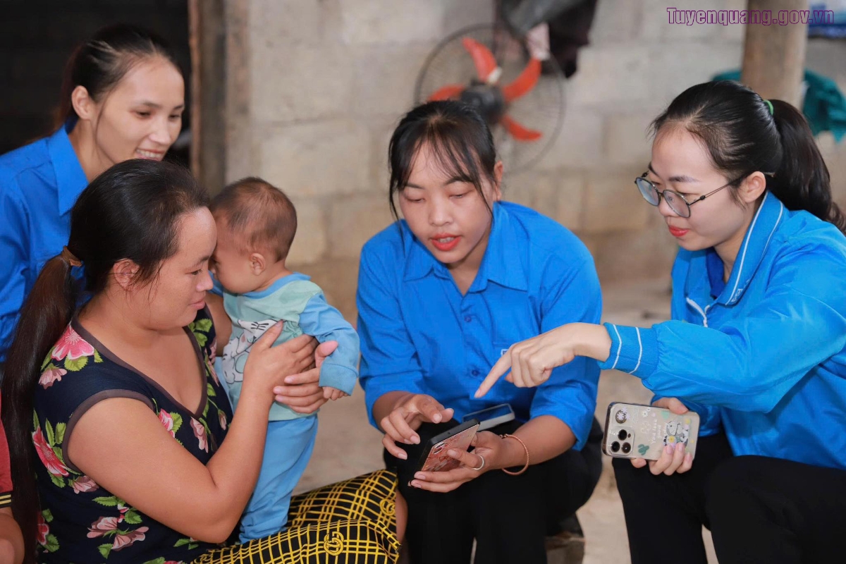 Đoàn thanh niên hướng dẫn bà con cài đặt phần mềm VNeID.