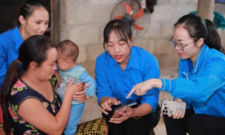 Đoàn thanh niên hướng dẫn bà con cài đặt phần mềm VNeID.