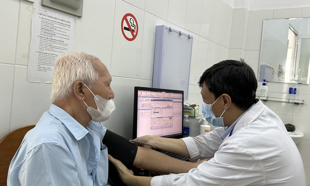 Không còn vắng vẻ, nhiều trạm y tế tại TP.HCM đang trở thành nơi thu hút rất đông người dân đến thăm khám.