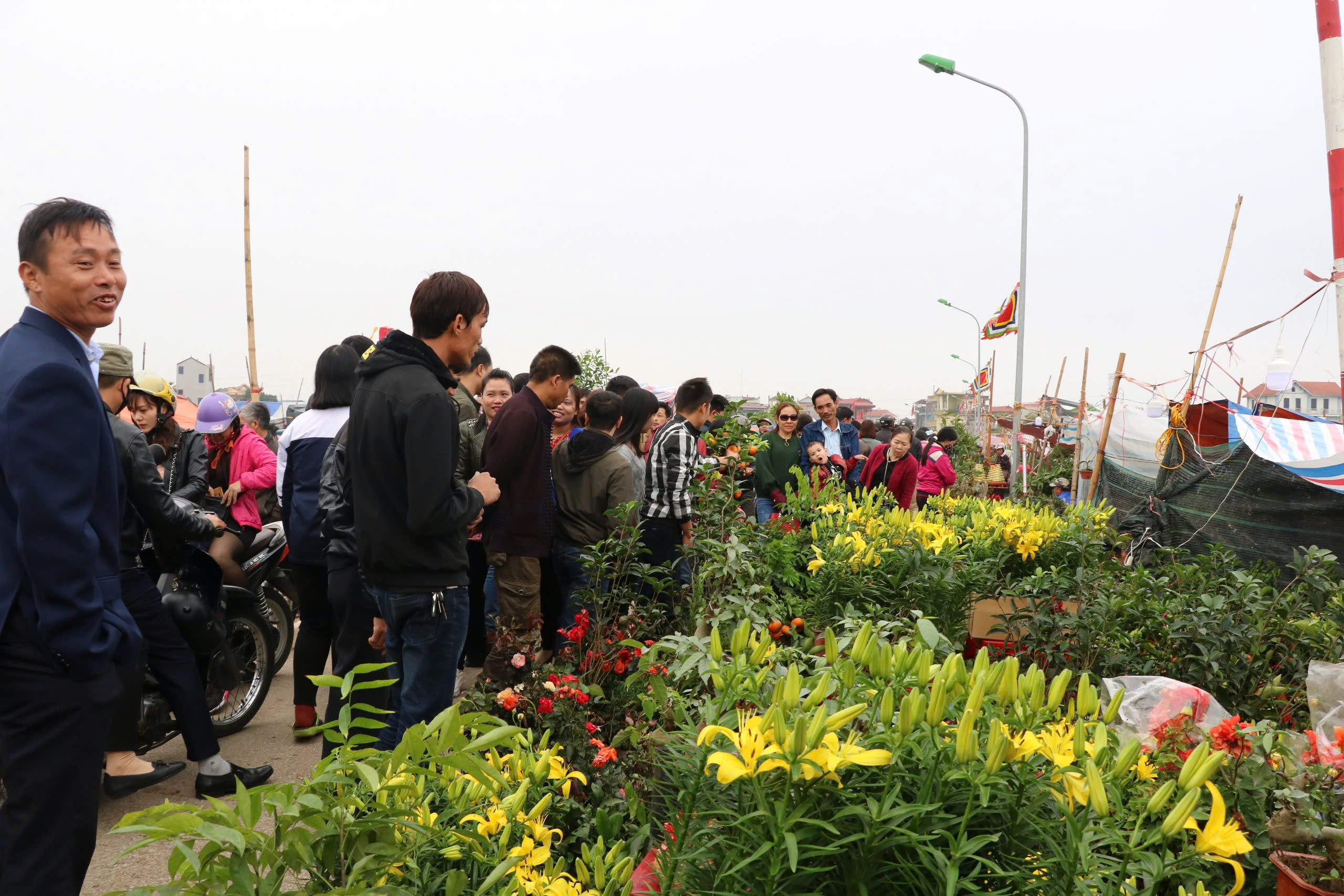 Chợ Viềng không thể thiếu các hàng bán hoa.