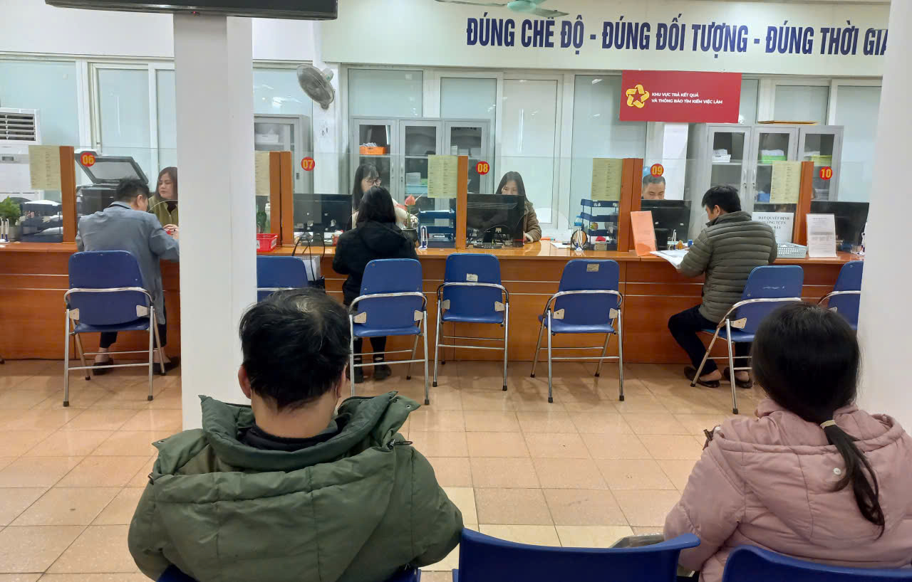 Lao động làm thủ tục hưởng bảo hiểm thất nghiệp. Ảnh: Nhật Dương.