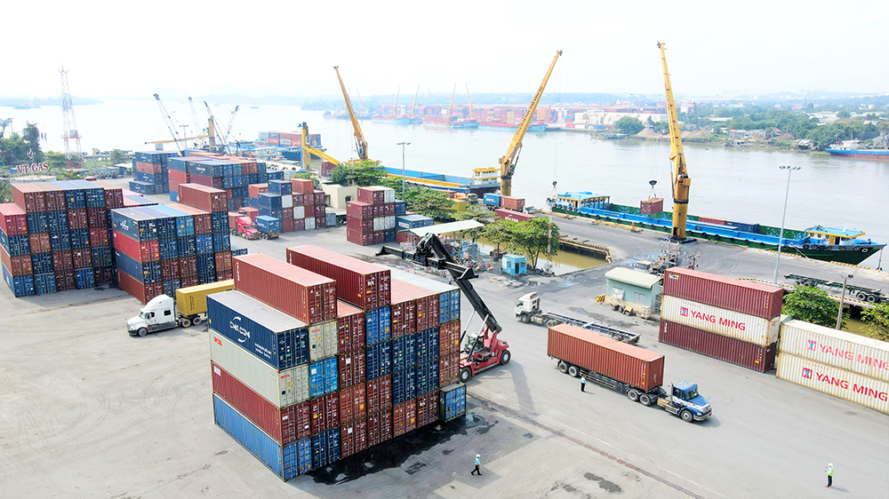 Đồng Nai có lợi thế thu hút các dự án về logistics. Trong ảnh: Bốc xếp hàng hóa tại cảng Đồng Nai. Ảnh: P.Tùng