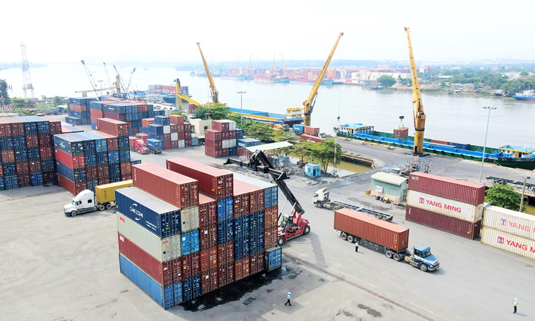 Đồng Nai có lợi thế thu hút các dự án về logistics. Trong ảnh: Bốc xếp hàng hóa tại cảng Đồng Nai. Ảnh: P.Tùng