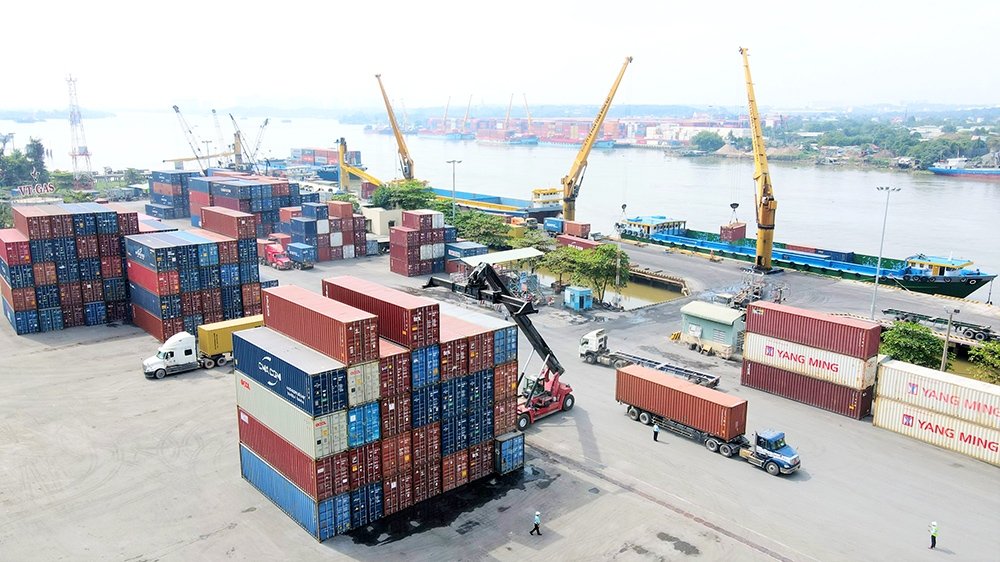 Đồng Nai có lợi thế thu hút các dự án về logistics. Trong ảnh: Bốc xếp hàng hóa tại cảng Đồng Nai. Ảnh: P.Tùng