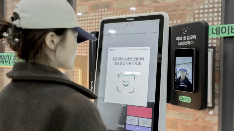 Hệ thống nhận diện khuôn mặt của Naver Financial có thể được sử dụng để thanh toán tại các căng tin trong khuôn viên các trường đại học ở Seoul. Ảnh: Naver Financial