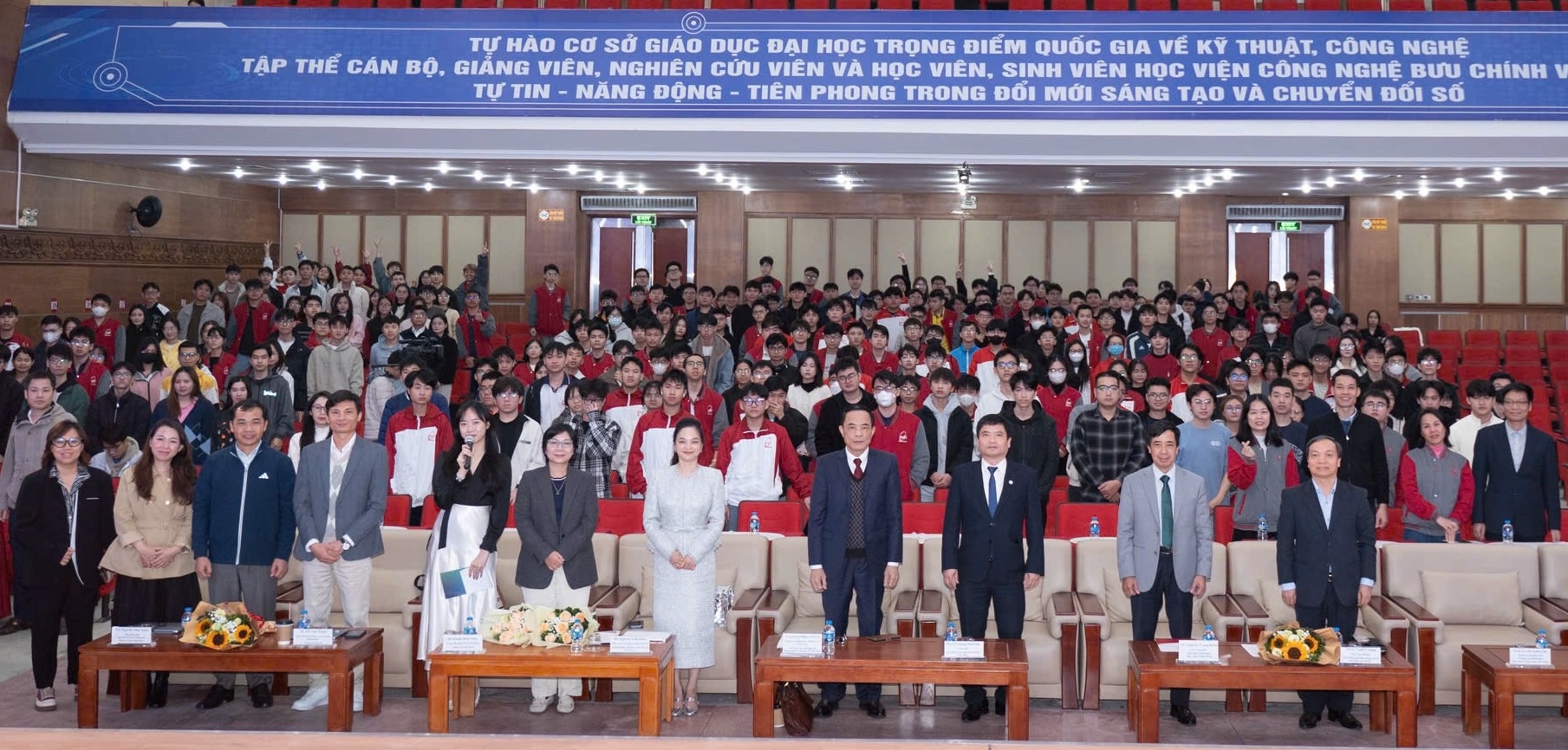 Hơn 400 sinh viên, giảng viên cùng tham gia thảo luận về bức tranh toàn cảnh về blockchain và tài sản mã hóa.