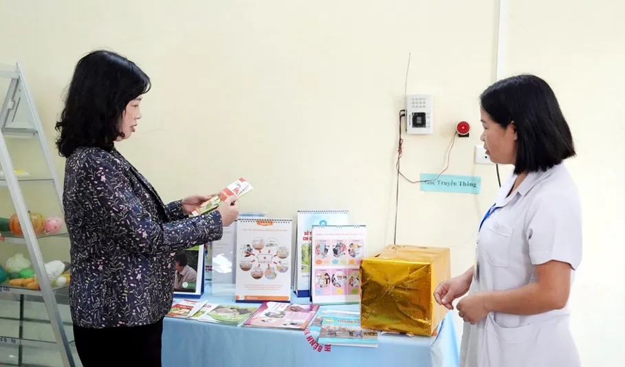 Bộ trưởng Bộ Y tế Đào Hồng Lan kiểm tra công tác truyền thông giáo dục sức khỏe tại Trạm Y tế xã Sam Mứn - tỉnh Điện Biên.