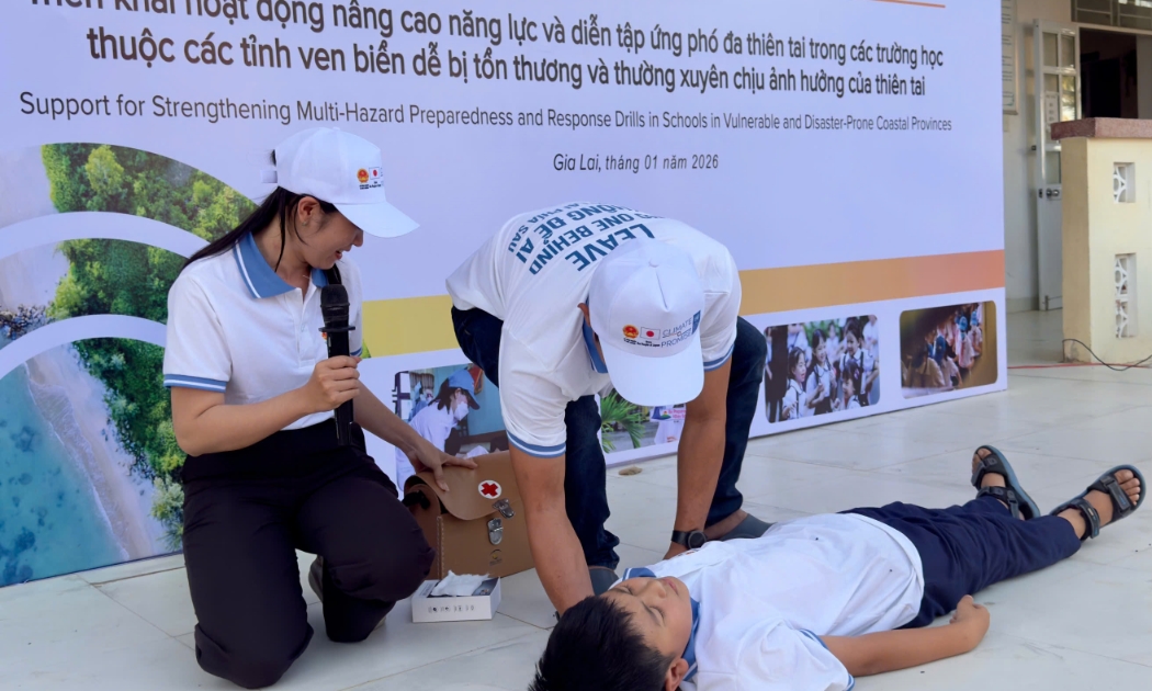 Các em học sinh Trường THCS Tam Quan Bắc thực tập cứu nạn.