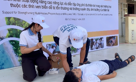 Các em học sinh Trường THCS Tam Quan Bắc thực tập cứu nạn.