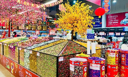 Mặt hàng bánh mứt kẹo Tết được bố trí thành khu vực riêng, với mẫu mã phong phú.
