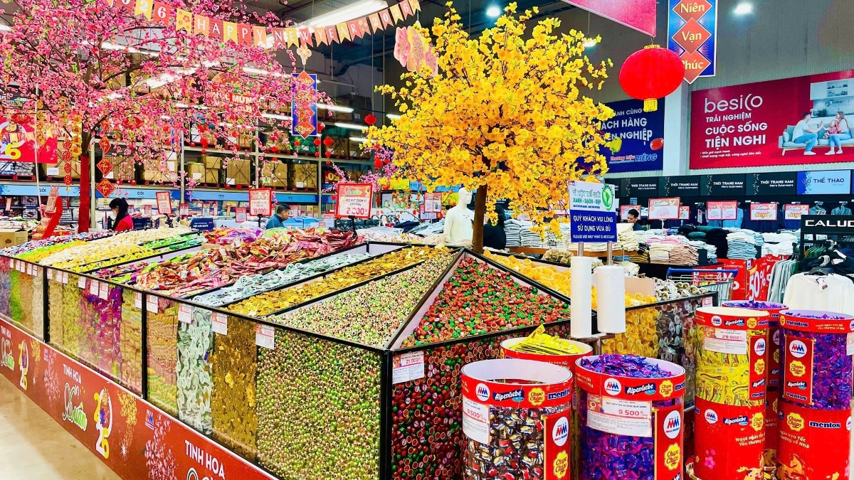 Mặt hàng bánh mứt kẹo Tết được bố trí thành khu vực riêng, với mẫu mã phong phú.