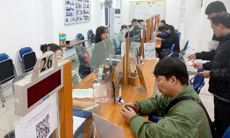 Giải quyết thủ tục liên quan đến lĩnh vực việc làm tại Hà Nội. Ảnh: TH.
