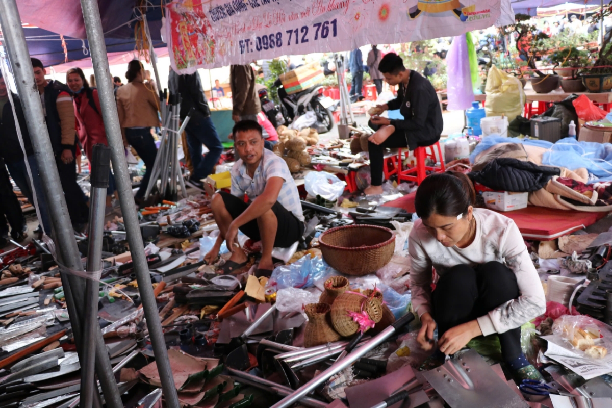 Công cụ sản xuất nông nghiệp là mặt hàng được bày bán nhiều tại Chợ Viềng.