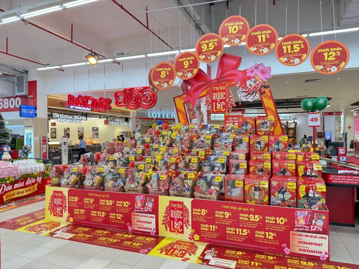 Thời điểm này,&nbsp;&nbsp;sắc màu rực rỡ của ngày Tết đã tràn ngập các siêu thị.&nbsp;