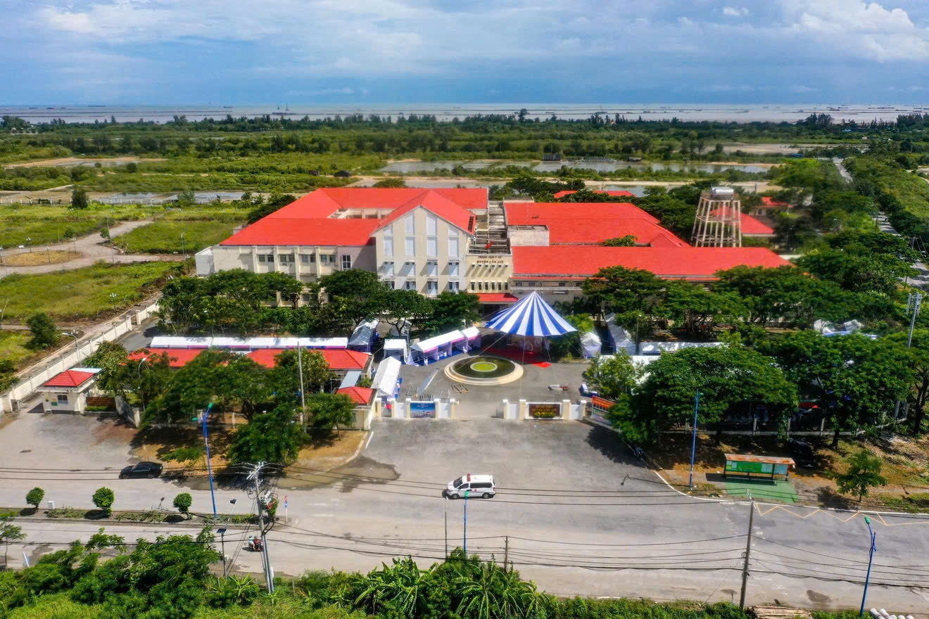 Bệnh viện đa khoa công lập sử dụng cơ sở hạ tầng sẵn có của Trung tâm Y tế huyện Cần Giờ (cũ), do Bệnh viện Từ Dũ đảm trách, hoạt động theo mô hình cơ sở 2.