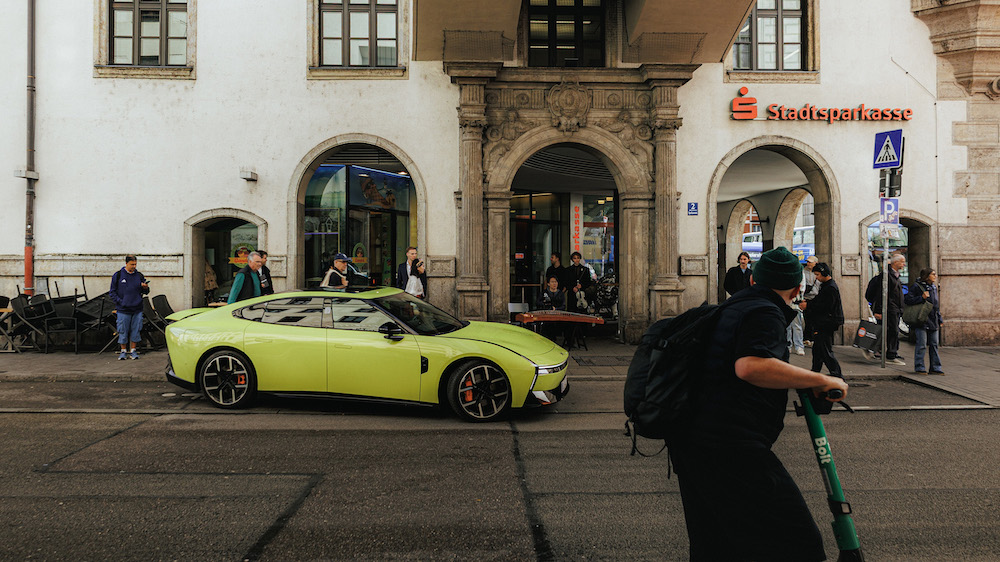 <i>Đức chính thức khôi phục chương trình trợ cấp xe điện trong tháng này. Theo quy định mới, cả xe điện tầm xa và xe điện sản xuất tại Trung Quốc đều đủ điều kiện nhận ưu đãi. Quốc gia này dự kiến hơn 800.000 xe sẽ được hưởng lợi từ chương trình.</i>