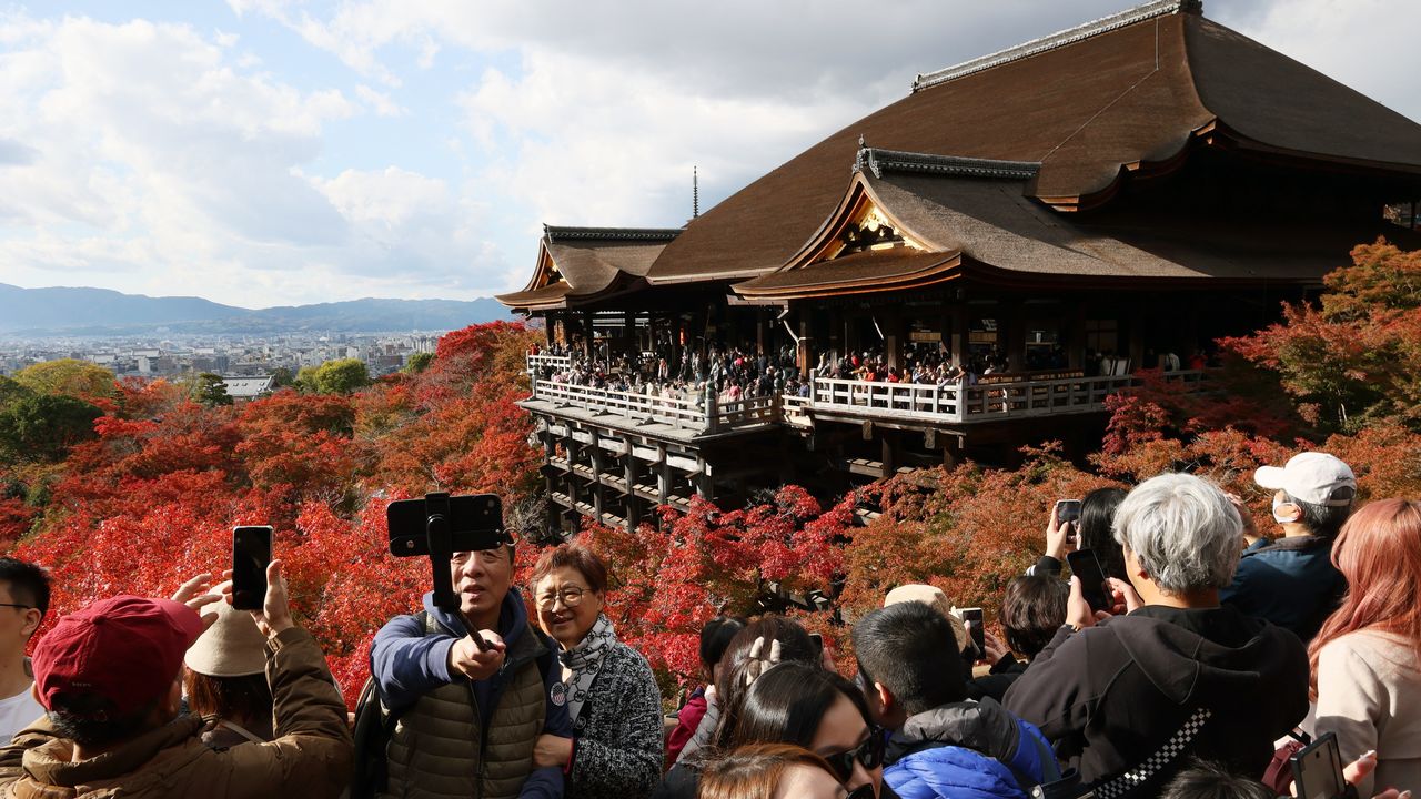 Quá tải du lịch là hệ quả mà Nhật Bản phải đối mặt.