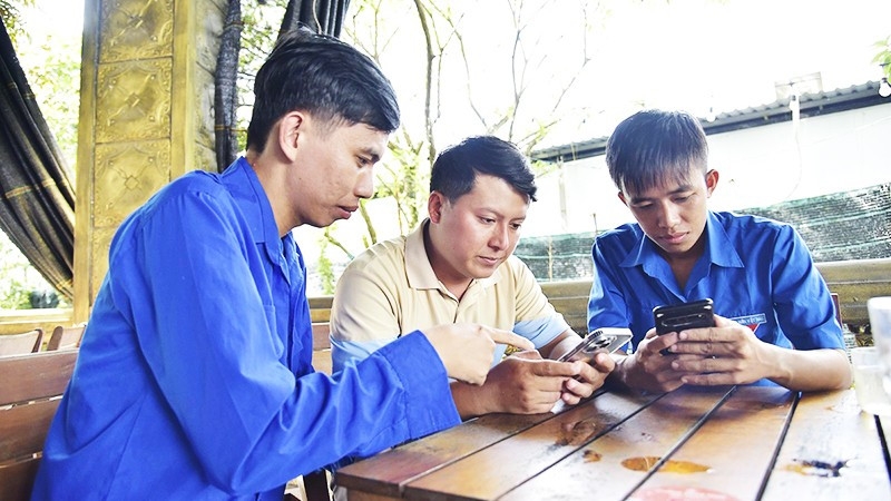 Hướng dẫn người dân sử dụng công nghệ trên điện thoại thông minh.