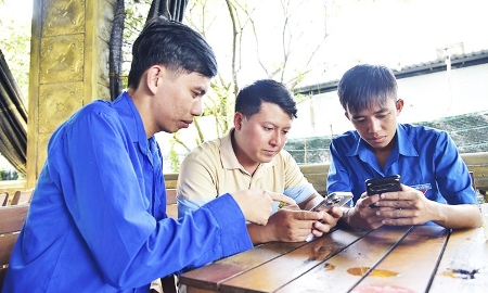 Hướng dẫn người dân sử dụng công nghệ trên điện thoại thông minh.