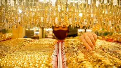 Domestic gold prices set new record