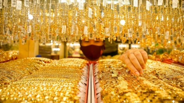Domestic gold prices set new record