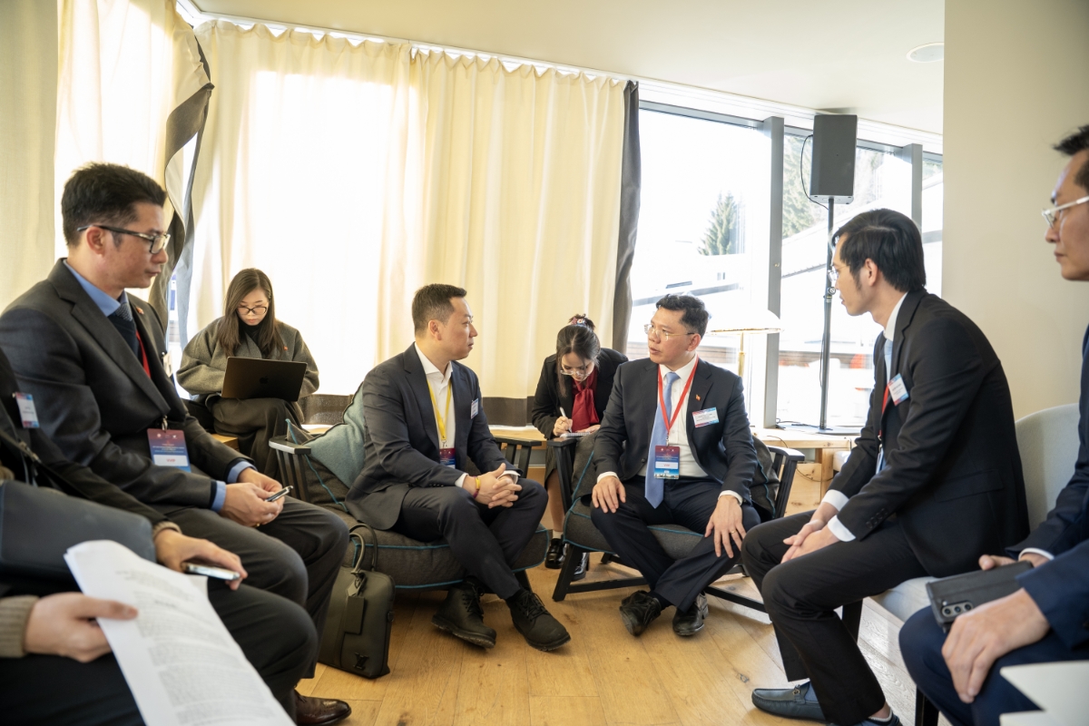 Ông Hoàng Nguyên Dinh, Phó Chủ tịch Ủy ban nhân dân TP. Hồ Chí Minh, trao đổi với ông Kyriakos Triantafyllidis, Giám đốc Chiến lược và tăng trưởng, Trung tâm Chuỗi cung ứng và sản xuất tiên tiến WEF. (Ảnh: HCMC C4IR).