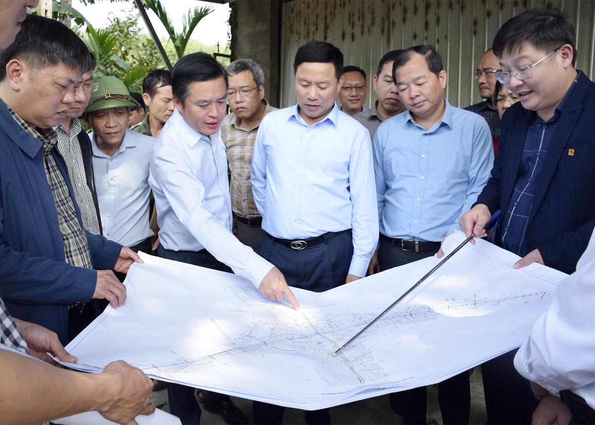 Phó Chủ tịch UBND tỉnh Nghệ An Hoàng Phú Hiền kiểm tra nút giao giữa đường bộ cao tốc Vinh – Thanh Thủy với đường Hồ Chí Minh