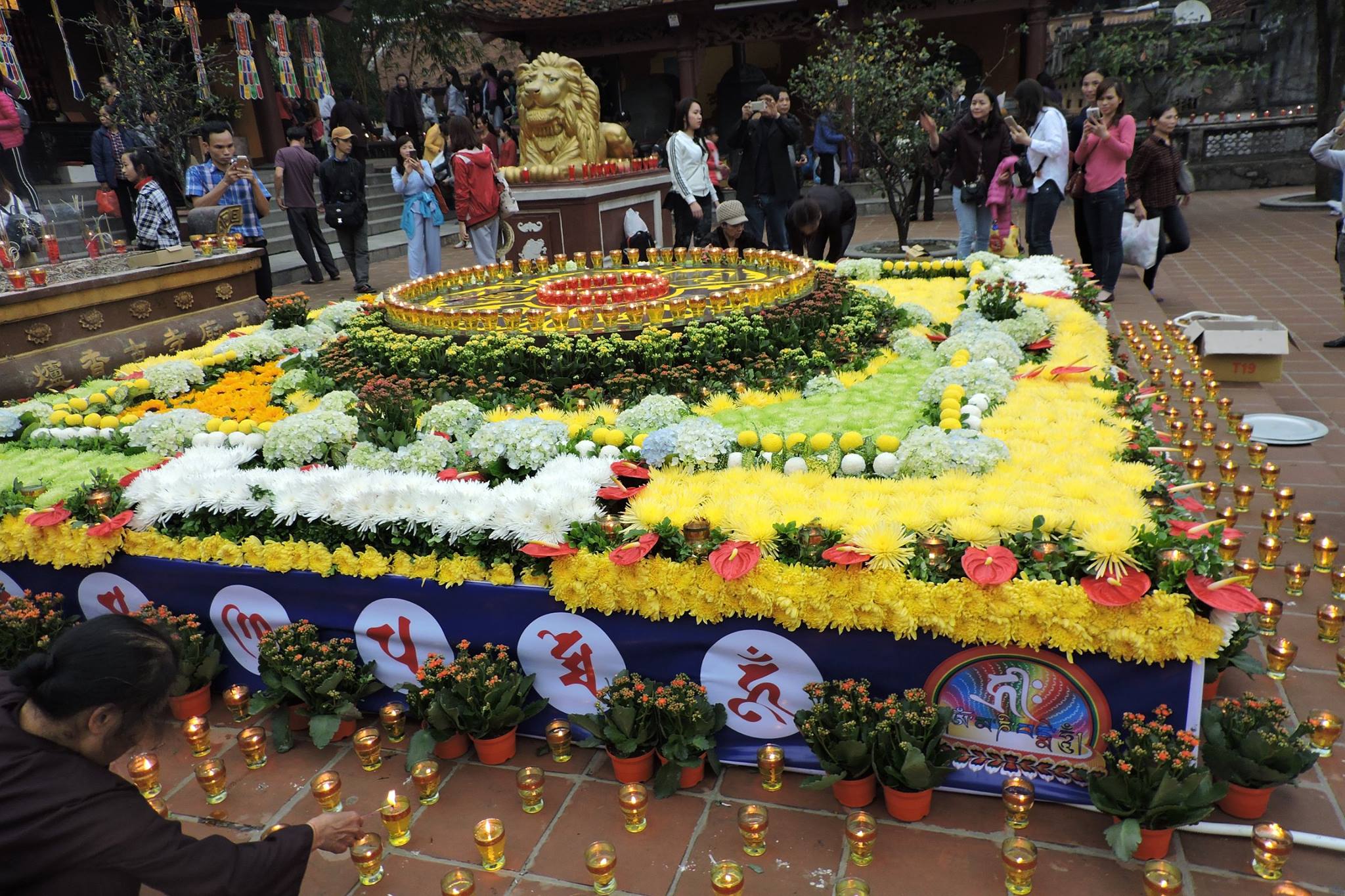 Trang trí hoa mừng Khánh đản Bồ Tát Quán Thế Âm tại chùa Thiên Trù. Ảnh: Chu Khôi.