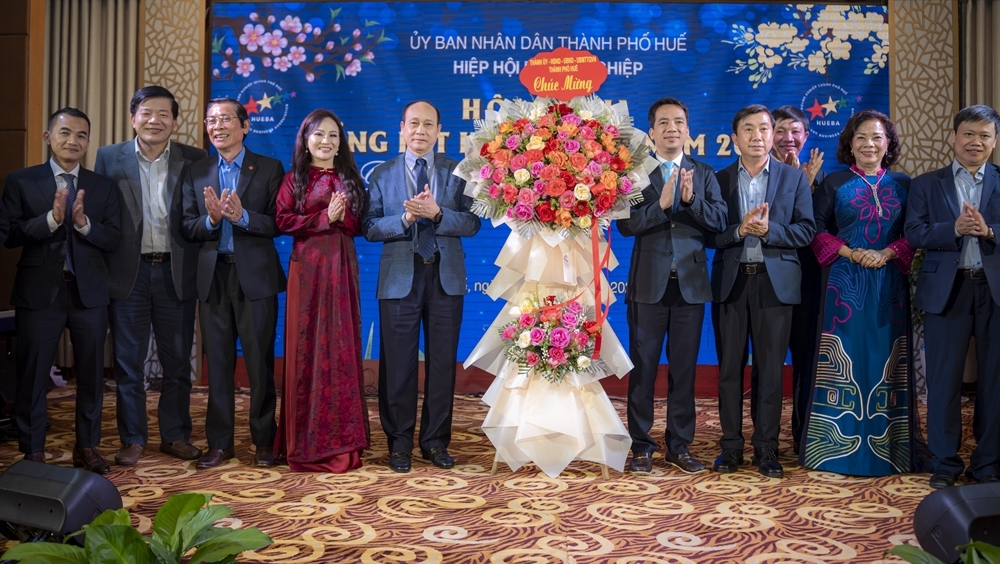 Lãnh đạo thành phố Huế tặng hoa chúc mưng Hiệp hội Doanh nghiệp thành phố Huế